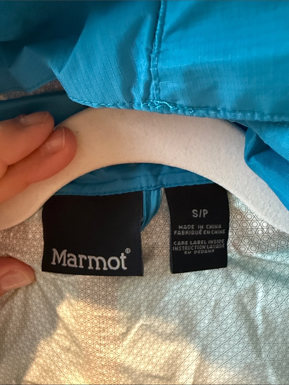 Marmot women’s turquoise/Blue Hooded Rain Jacket - Picture 4 of 11